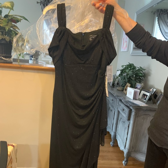 Cold Shoulder Black Gown Size 6P *NEVER WORN* with tags - Picture 1 of 5